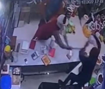 Three miscreants looted the shopkeeper by attacking with gandasi