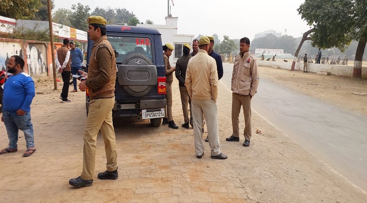 Magsaysay awardee Sandeep Pandey detained in varanasi before kisan padyatra till Azamgarh