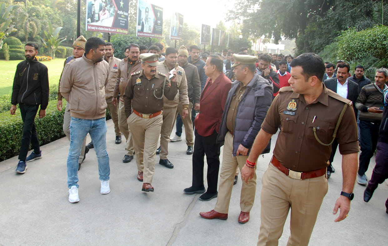 Panic due to firing in Shri Ram College, three youths suppressed