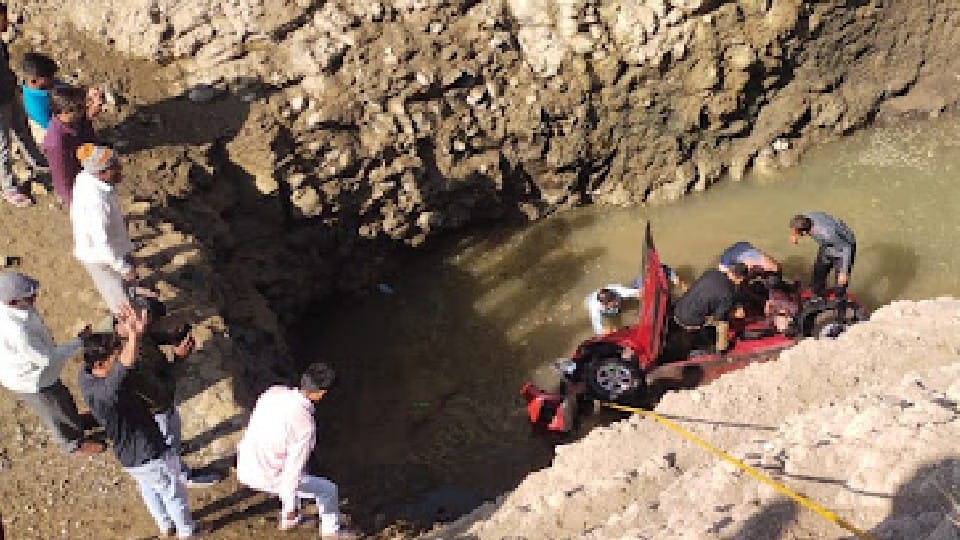 Dewas: Car fell into a pit filled with water, two youths died