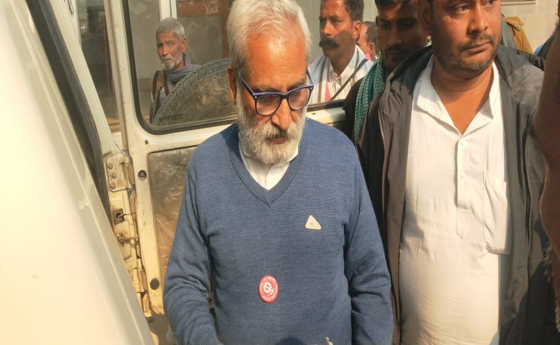Magsaysay awardee Sandeep Pandey detained in varanasi before kisan padyatra till Azamgarh