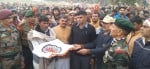 गांव पीलीमंदोरी में शहीद विकास के पिता को तिरंगा सौंपते हुए सेना के अधिकारी।