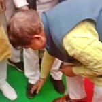 सिंधिया ने पहनाई चप्पल