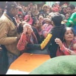 शहीद के पार्थिव शरीर से लिपटकर रोते परिजन