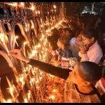 Prayagraj News :  क्रिसमस डे पर ऑल सेंट कैथड्रल पर कैंडल जलाकर प्रार्थना करते लोग।