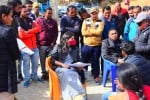 धौलादेवी के कोटुली में चौपाल लगाकर लोगों की समस्याएं सुनती डीएम वंदना।