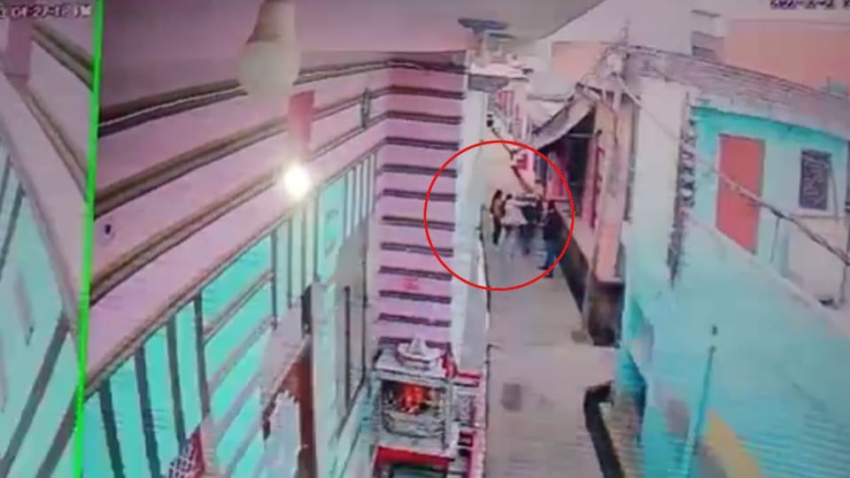 girl beaten the accused of molestation with slippers in mainpuri