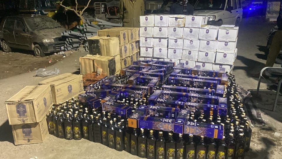 Seized 401 cases of liquor going from Punjab to West Bengal in mathura