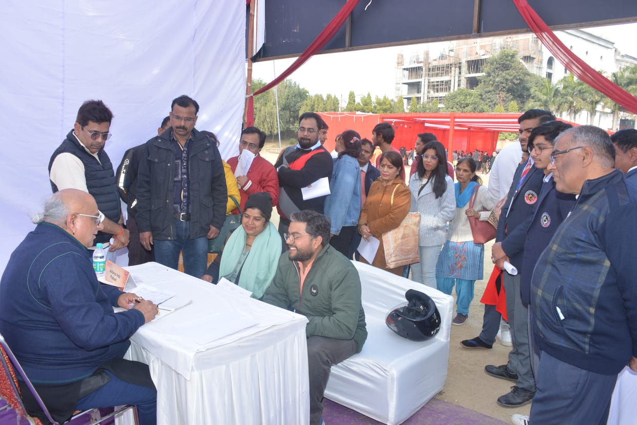 Amar Ujala Jyotish Mahakumbh 2022 public Crowd for question to astrologer for their future