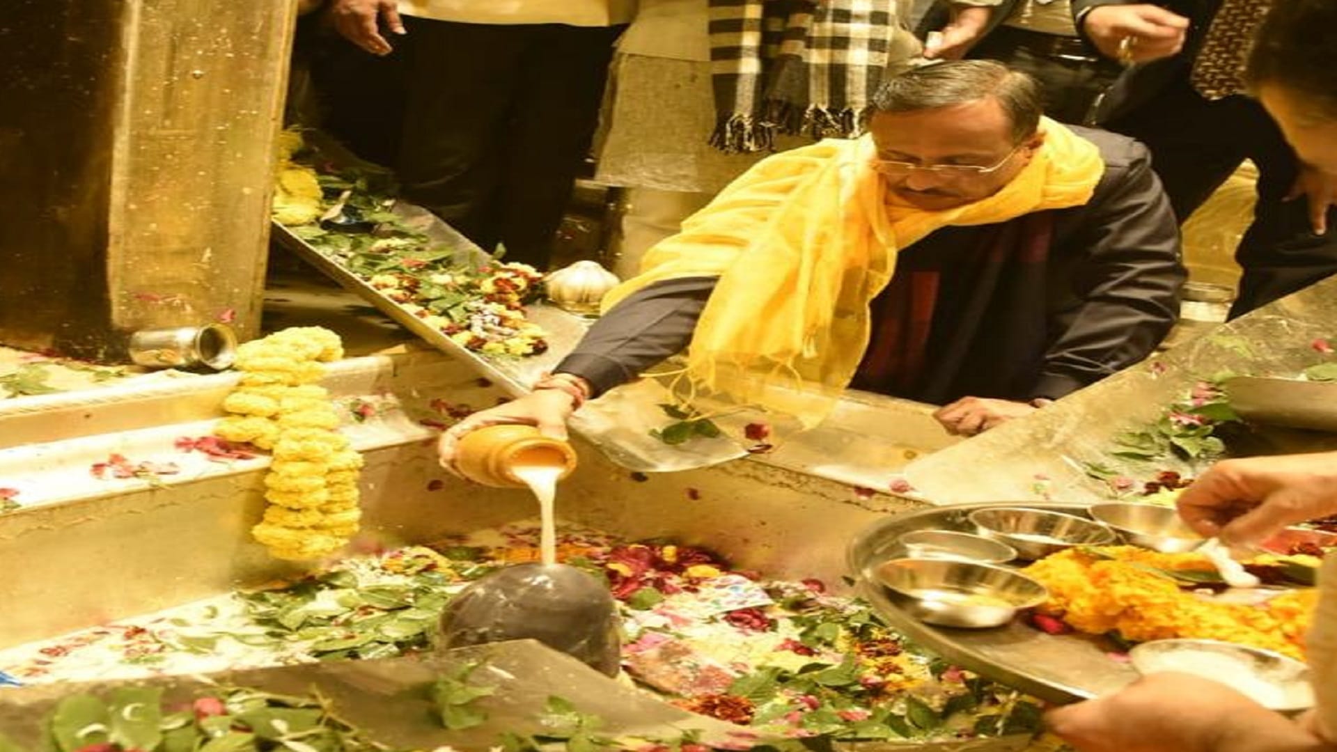 PHOTOS Former Deputy Chief Minister Dinesh Sharma seen in this style in Kashi, visited Baba Vishwanath