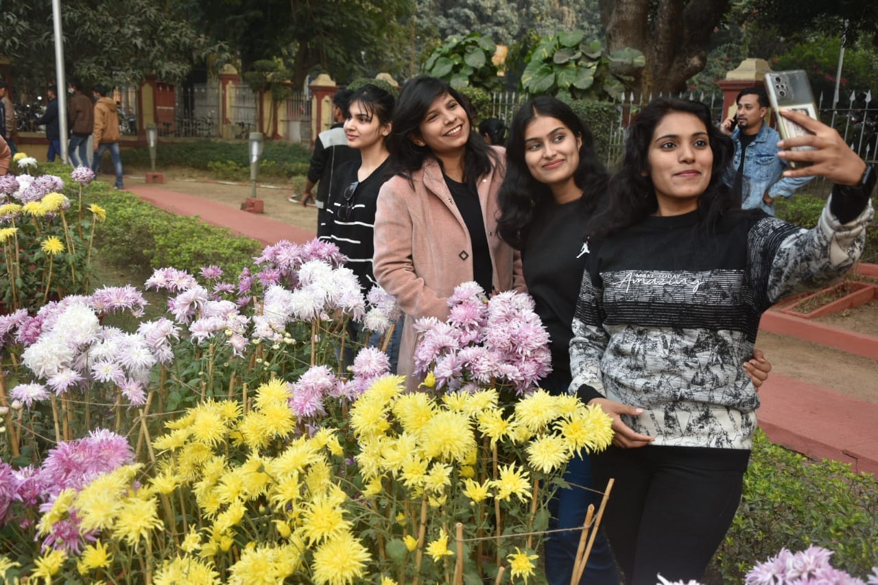 World of Flowers blossomed in BHU Campus selfie competition in midst of attractive shade