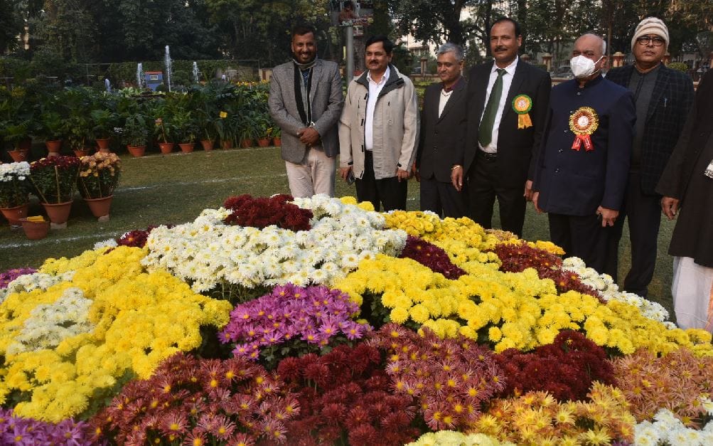World of Flowers blossomed in BHU Campus selfie competition in midst of attractive shade