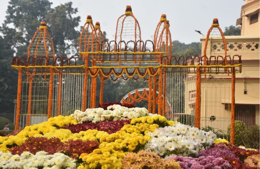 World of Flowers blossomed in BHU Campus selfie competition in midst of attractive shade