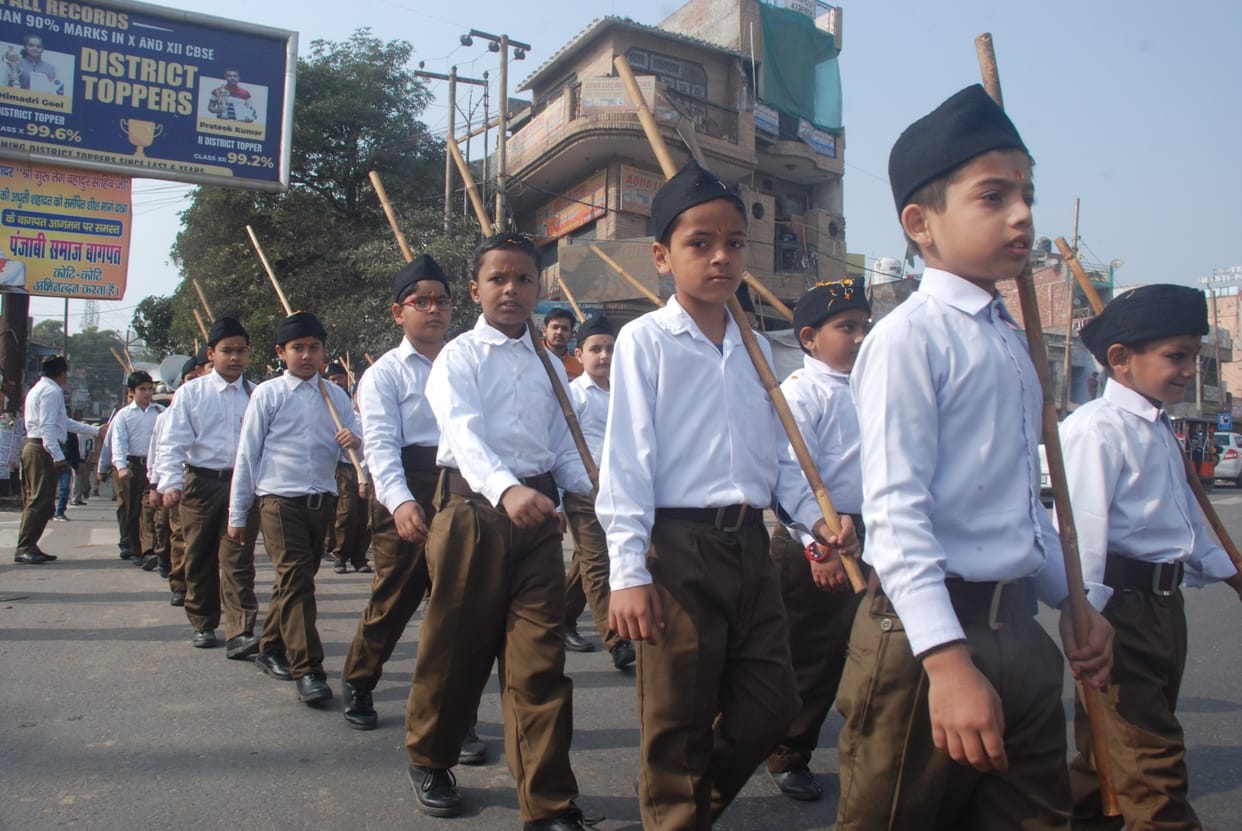Child volunteers took out a path movement, flowers showered