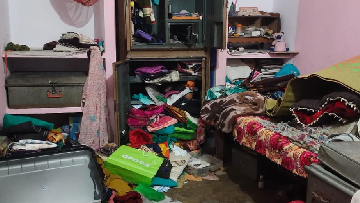 Thieves who entered the house through the roof cleaned their hands on cash worth lakhs including jewellery.