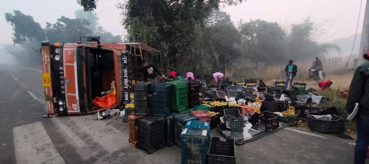 The goods carrier overturned in the fog, there was a competition to loot tomatoes.