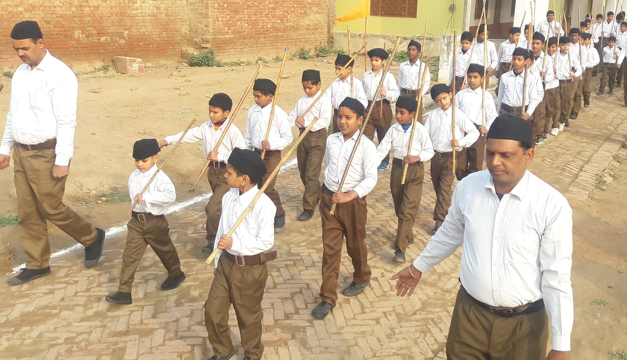 Child volunteers took out a path movement