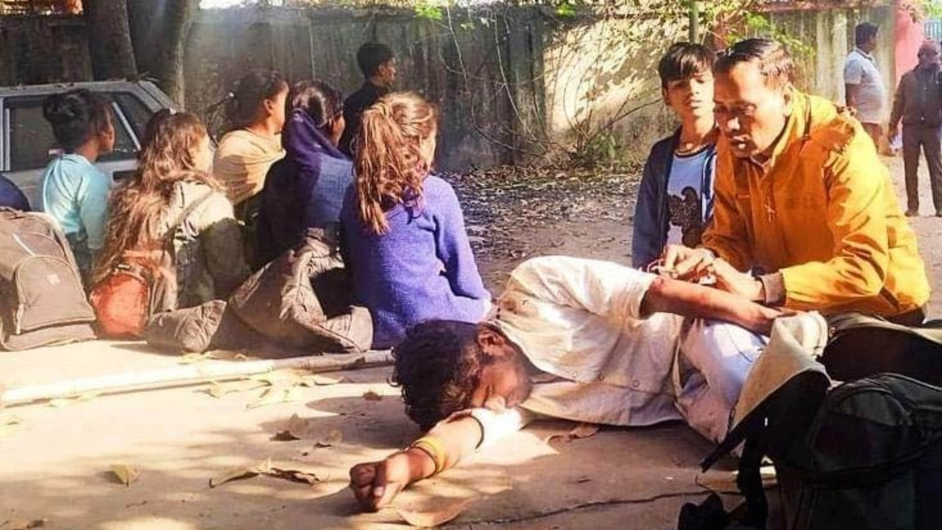 jharkhand news updates Over 12 school students of Bihar injured bus overturns seven arrested with arms Palamu