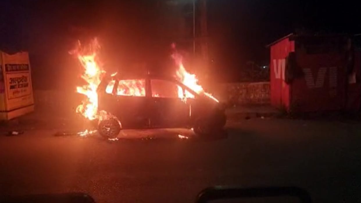 A fierce fire broke out in a moving car in Chhindwara, people saved their lives by jumping