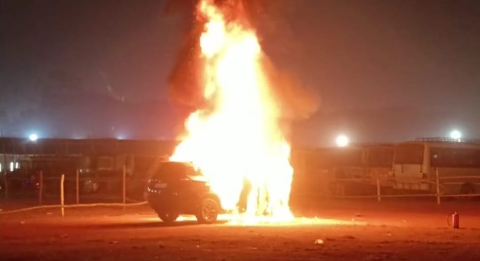 Saras Mela saved from fire: clutch plate too hot due to heavy jam, car blazed in Gandhi Maidan