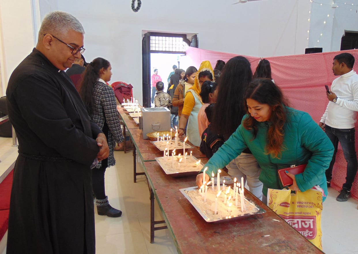 Christmas Day celebrated by feeding cake, jingle bells, jingle bells echoed in the church