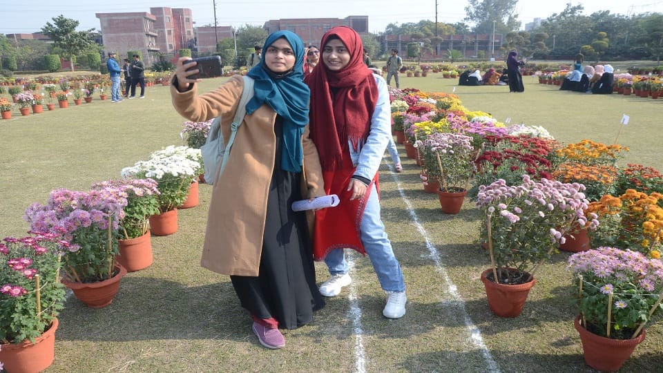 Gul-e-daudi coleus and rose flower exhibition organized in AMU