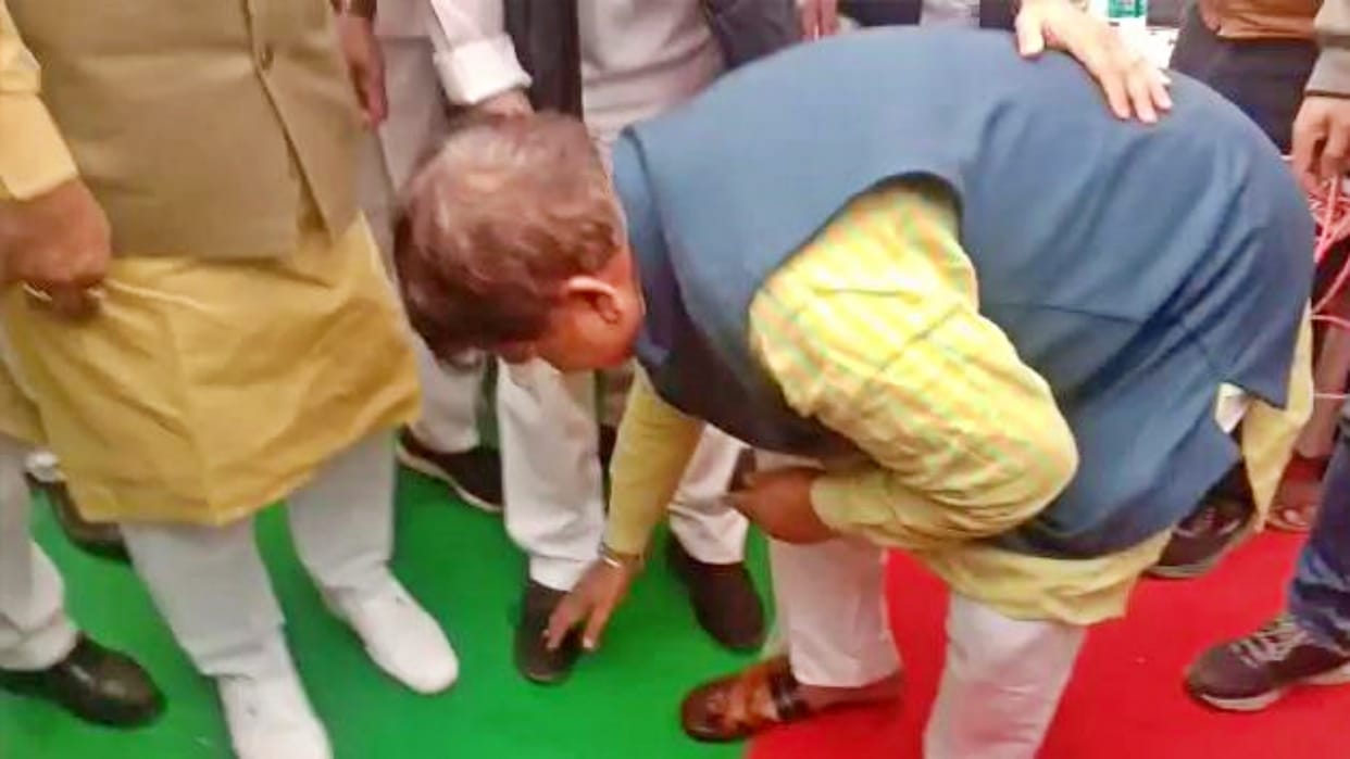 MP News Jyotiraditya Scindia wears slippers to Energy Minister Pradyuman Singh Tomar after 66 days