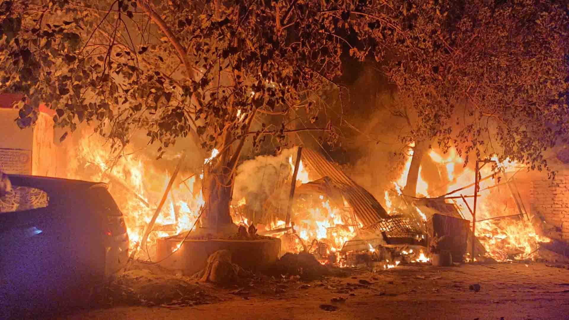 Kanpur: Fire broke out in the huts due to the spark of the transformer