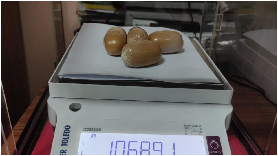 Kerala:  Air Intelligence Unit seized gold worth Rs 44.14 lakhs at Kochi airport News in Hindi
