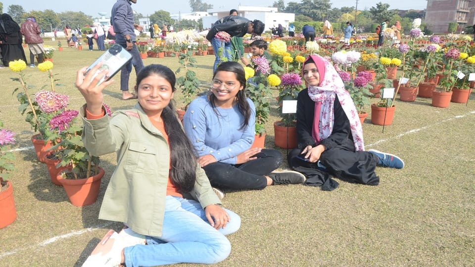 Gul-e-daudi coleus and rose flower exhibition organized in AMU