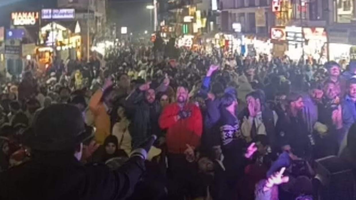 christmas celebration in shimla and manali tourist enjoys DJ and kullu naati