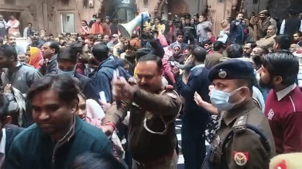 New system of Banke Bihari Darshan Before the new year crowd of devotees police and administrative officers to