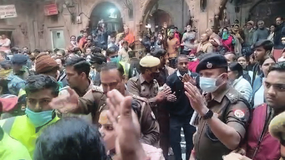 New system of Banke Bihari Darshan Before the new year crowd of devotees police and administrative officers to