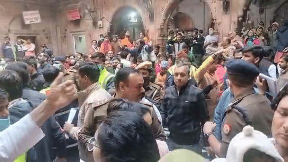 New system of Banke Bihari Darshan Before the new year crowd of devotees police and administrative officers to