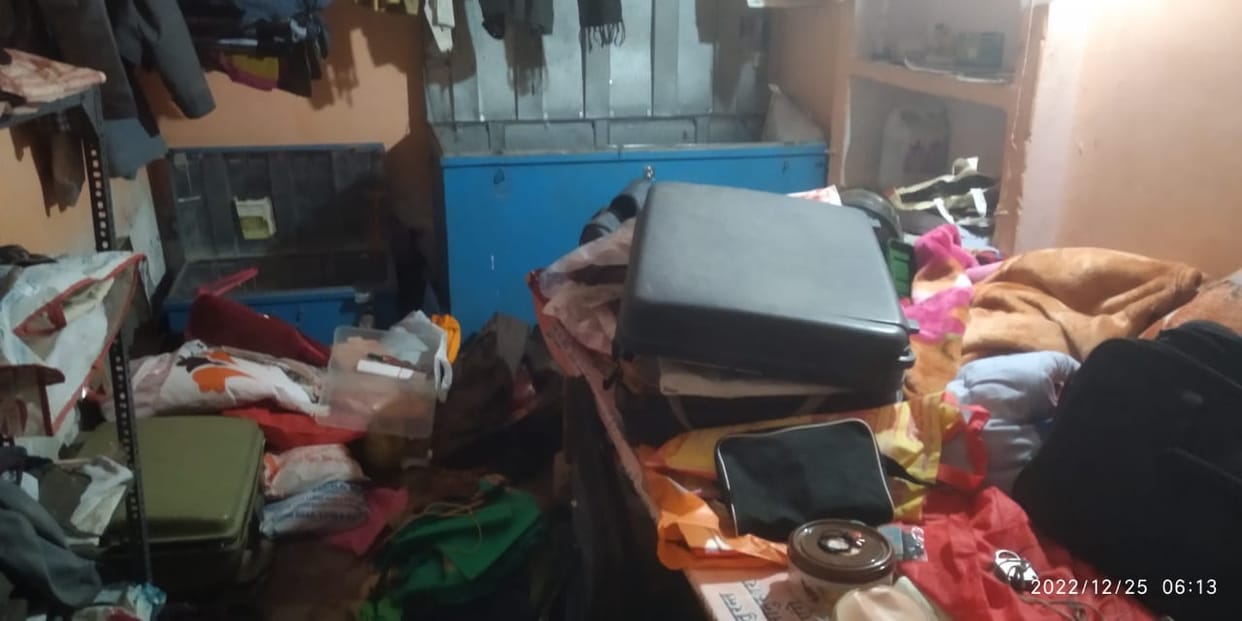 Thieves made away with 80 thousand cash and jewelery worth five lakhs