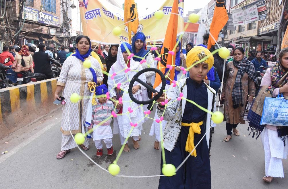 Panj Pyare walking on flowers in Nagar Kirtan in varanasi Gatka party showed amazing stunts