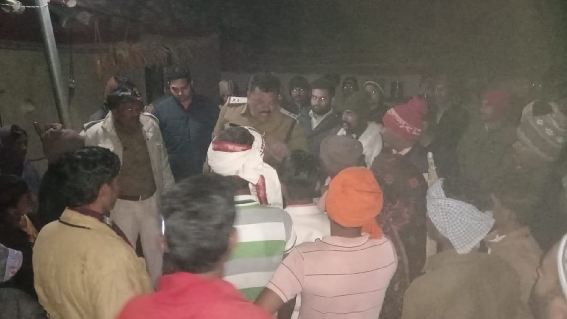 पुलिस को मामले की जानकारी देते ग्रामीण