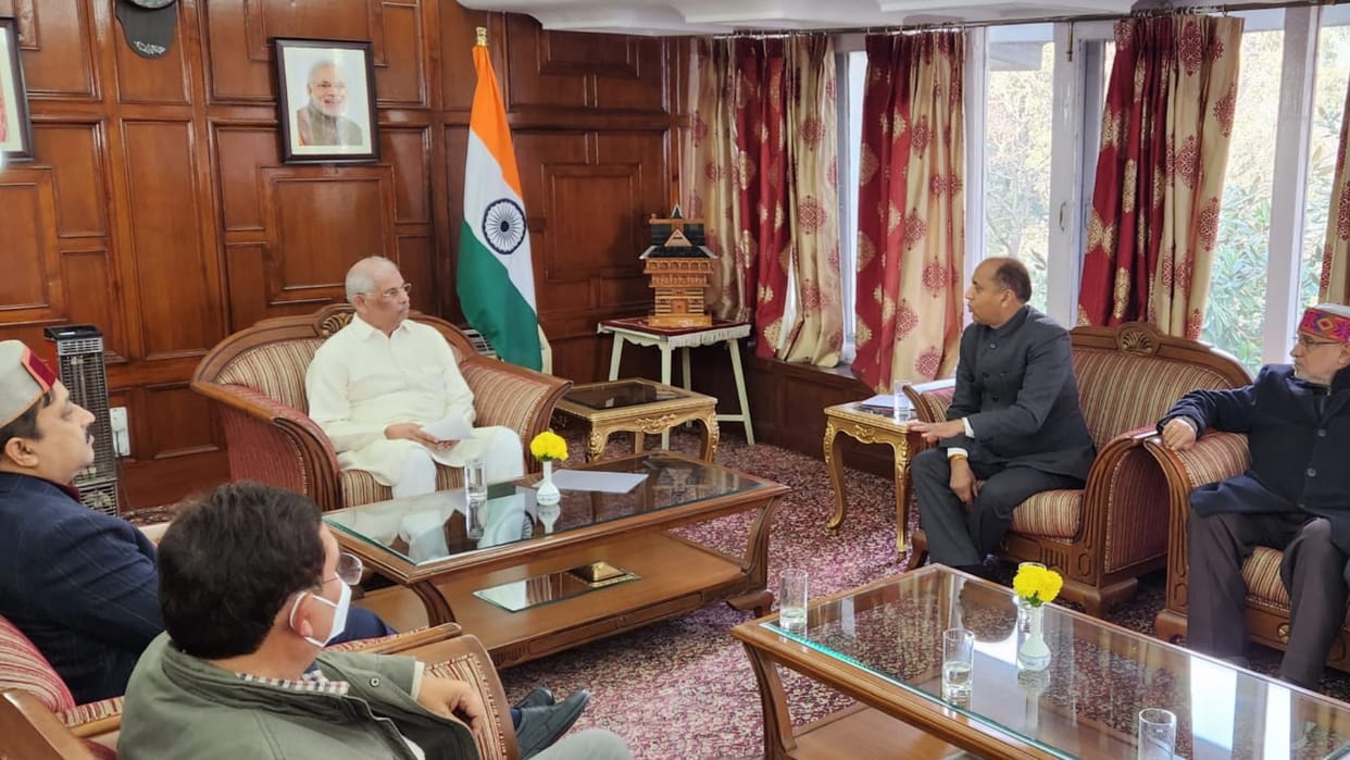 jairam thakur gave memorandum to Governor Rajendra Vishwanath Arlekar
