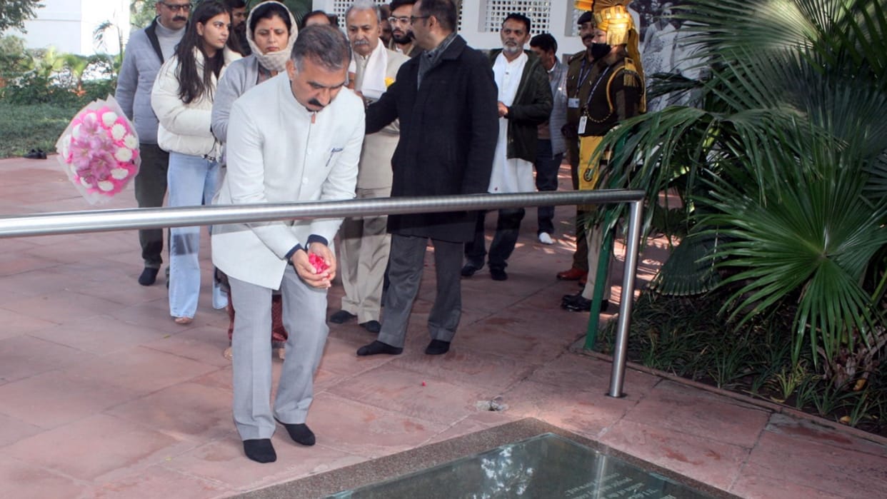 CM  Sukhvinder Singh Sukhu pays tribute to former Prime Minister Indira Gandhi