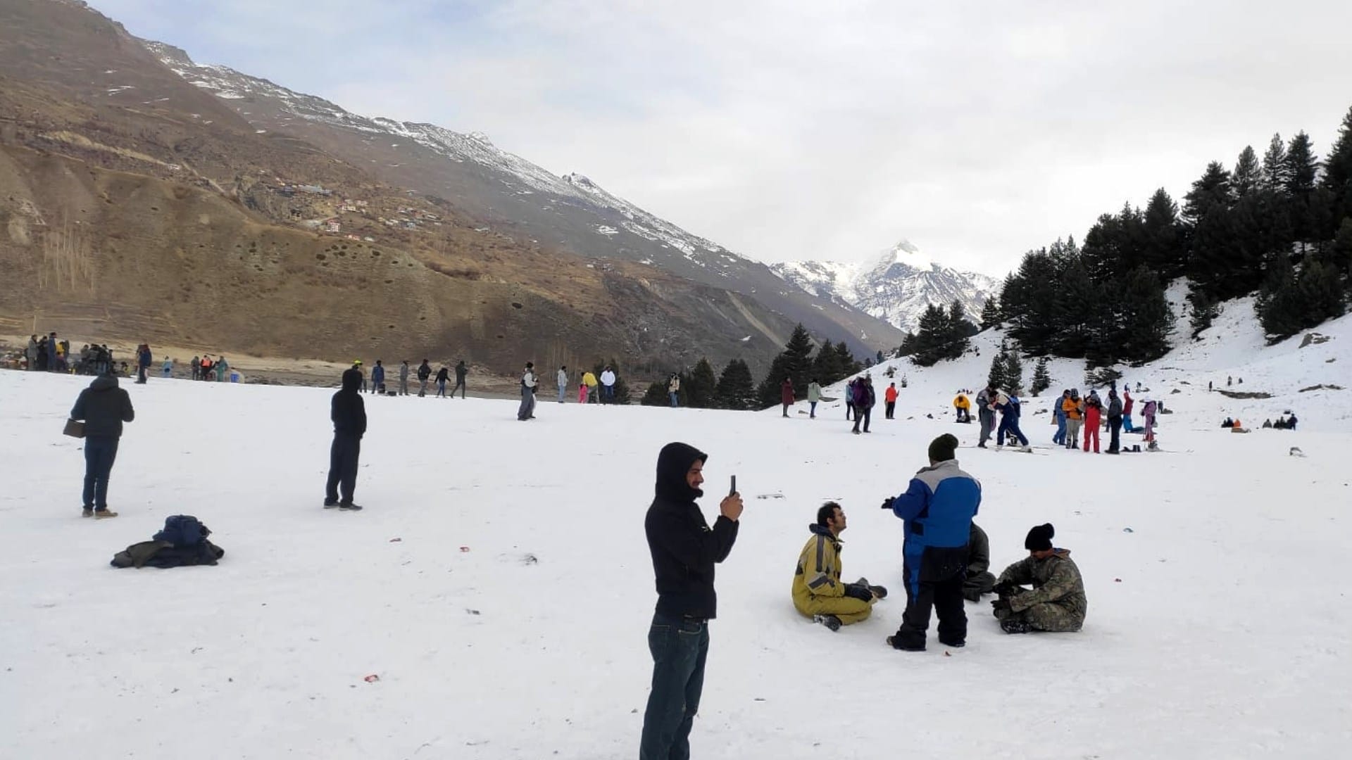 christmas celebration in himachal pradesh tourist enjoy snow in lahaul spiti Chenab river freeze