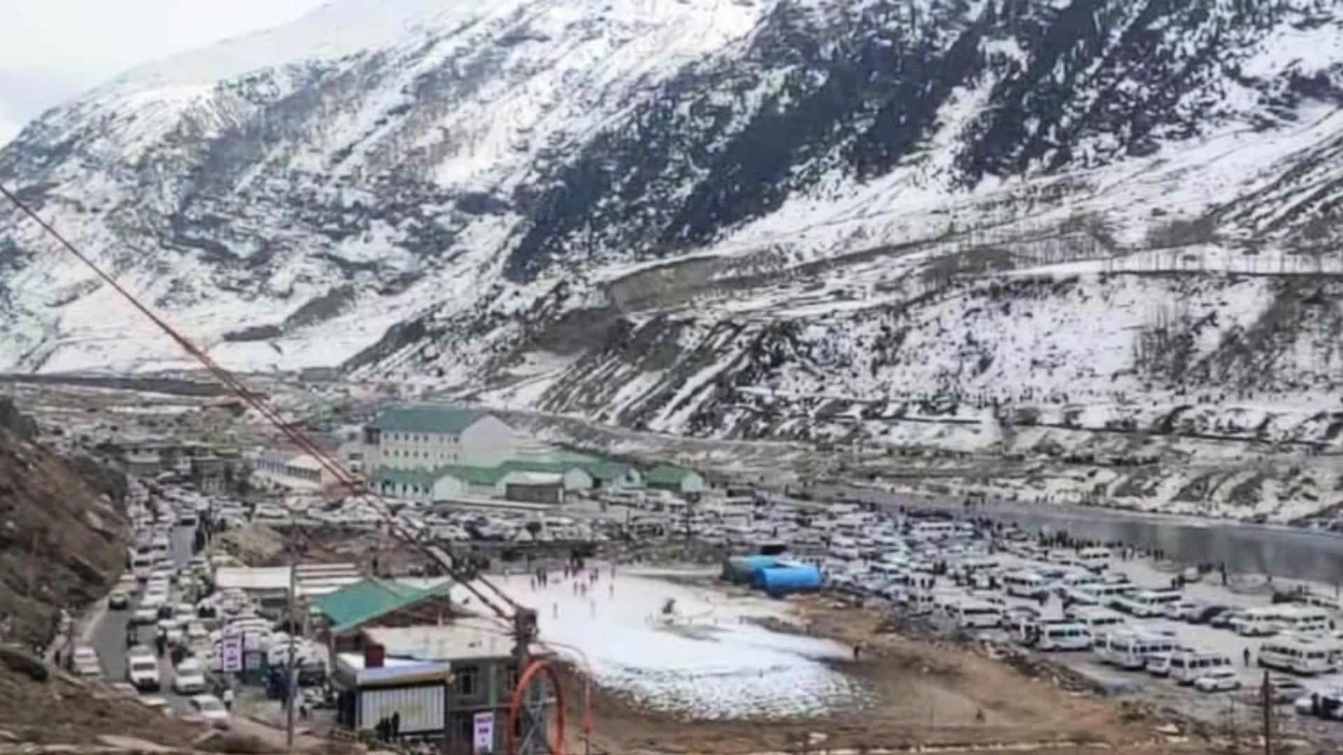 christmas celebration in himachal pradesh tourist enjoy snow in lahaul spiti Chenab river freeze