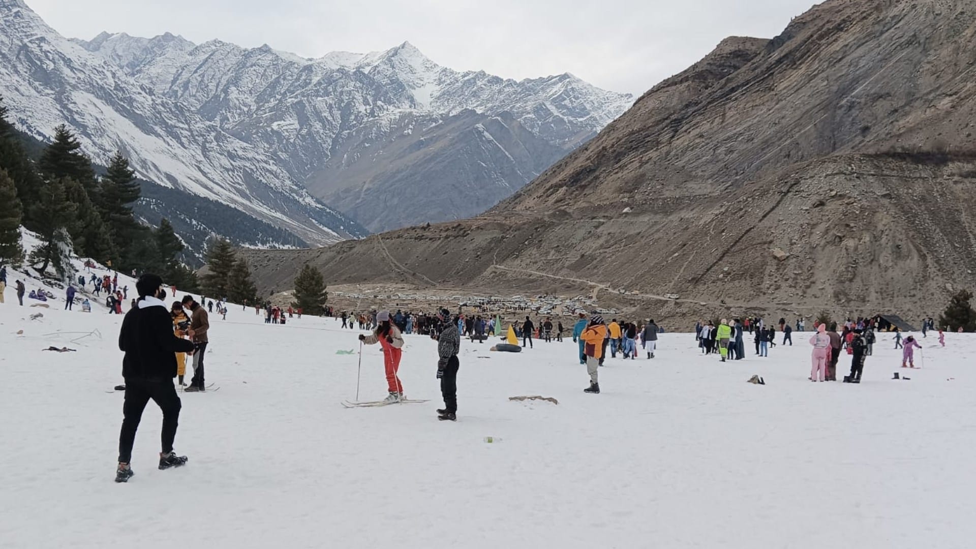 christmas celebration in himachal pradesh tourist enjoy snow in lahaul spiti Chenab river freeze