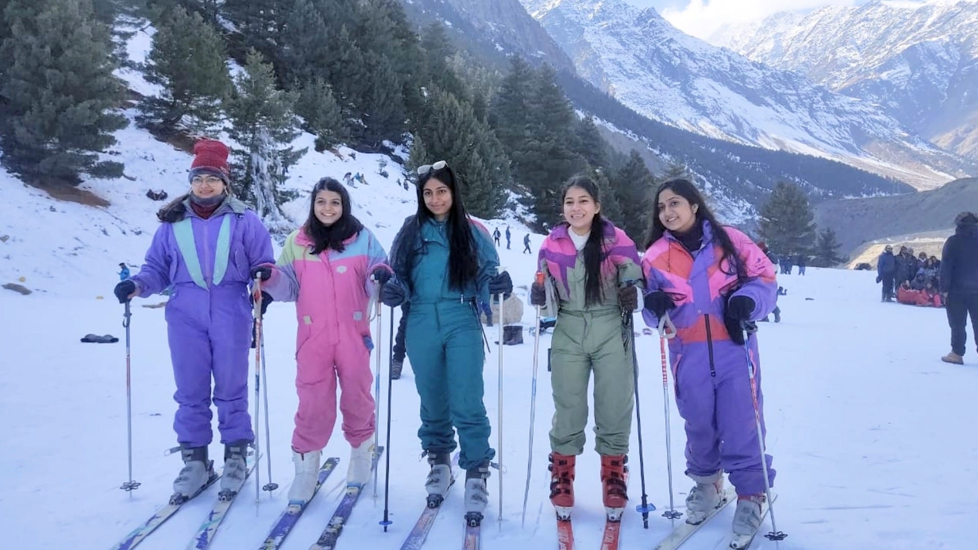 christmas celebration in himachal pradesh tourist enjoy snow in lahaul spiti Chenab river freeze