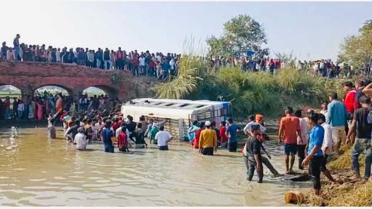 Big road accident in Siddharth Nagar bus fell down from culvert after being uncontrollable