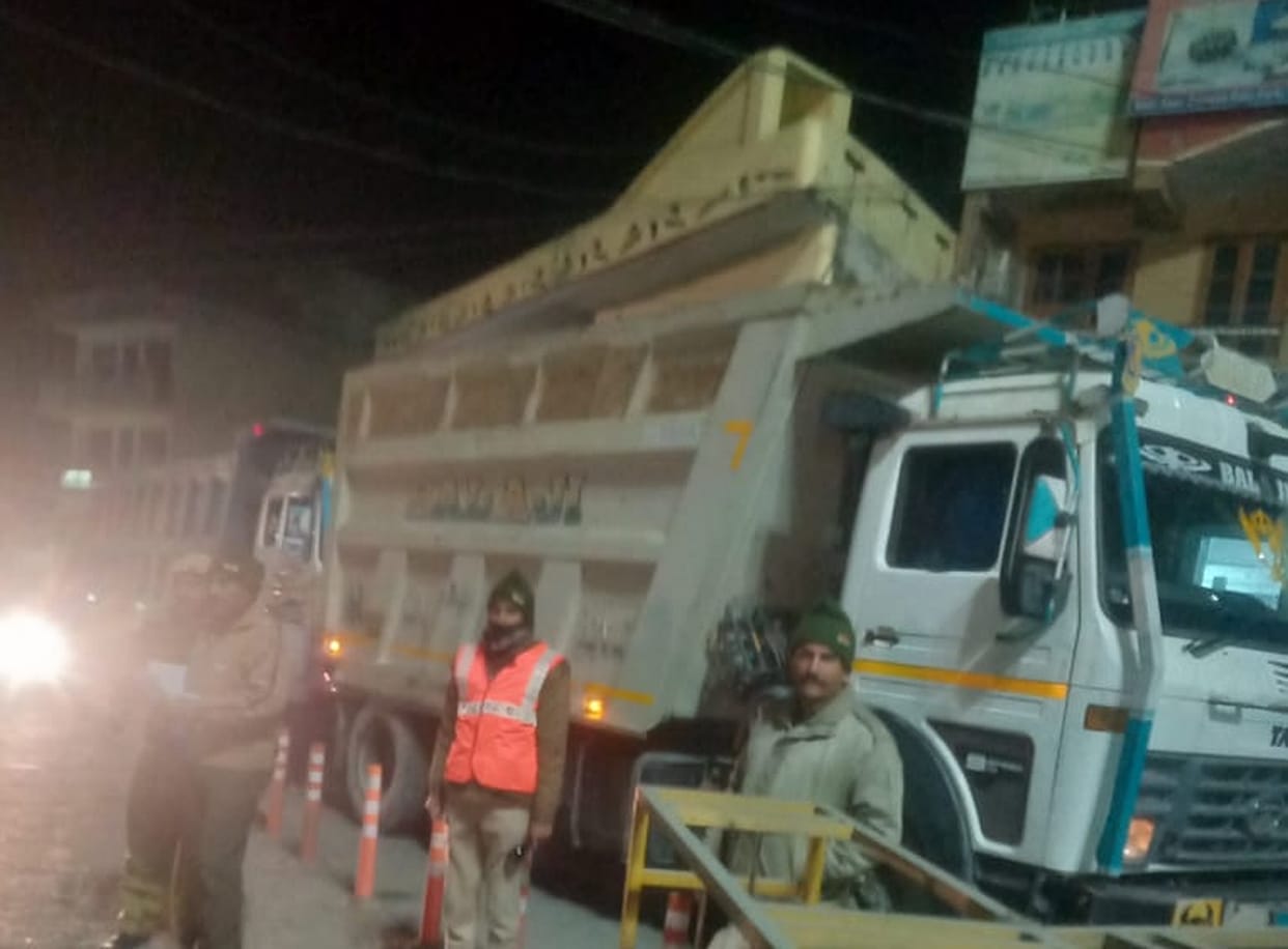 sirmaur news police and rto fine 1.40 lakh rupees to six tipper owners in ponta sahib