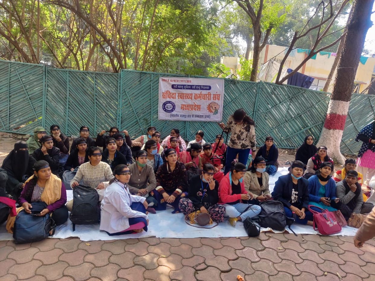 Bhopal News: Contract workers agitated by the arrest of colleagues, said we are not terrorists, we are health