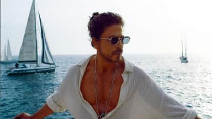 Shah Rukh Khan greets fans gathered outside mannat request to watch Deepika padukone Pathaan advance booking