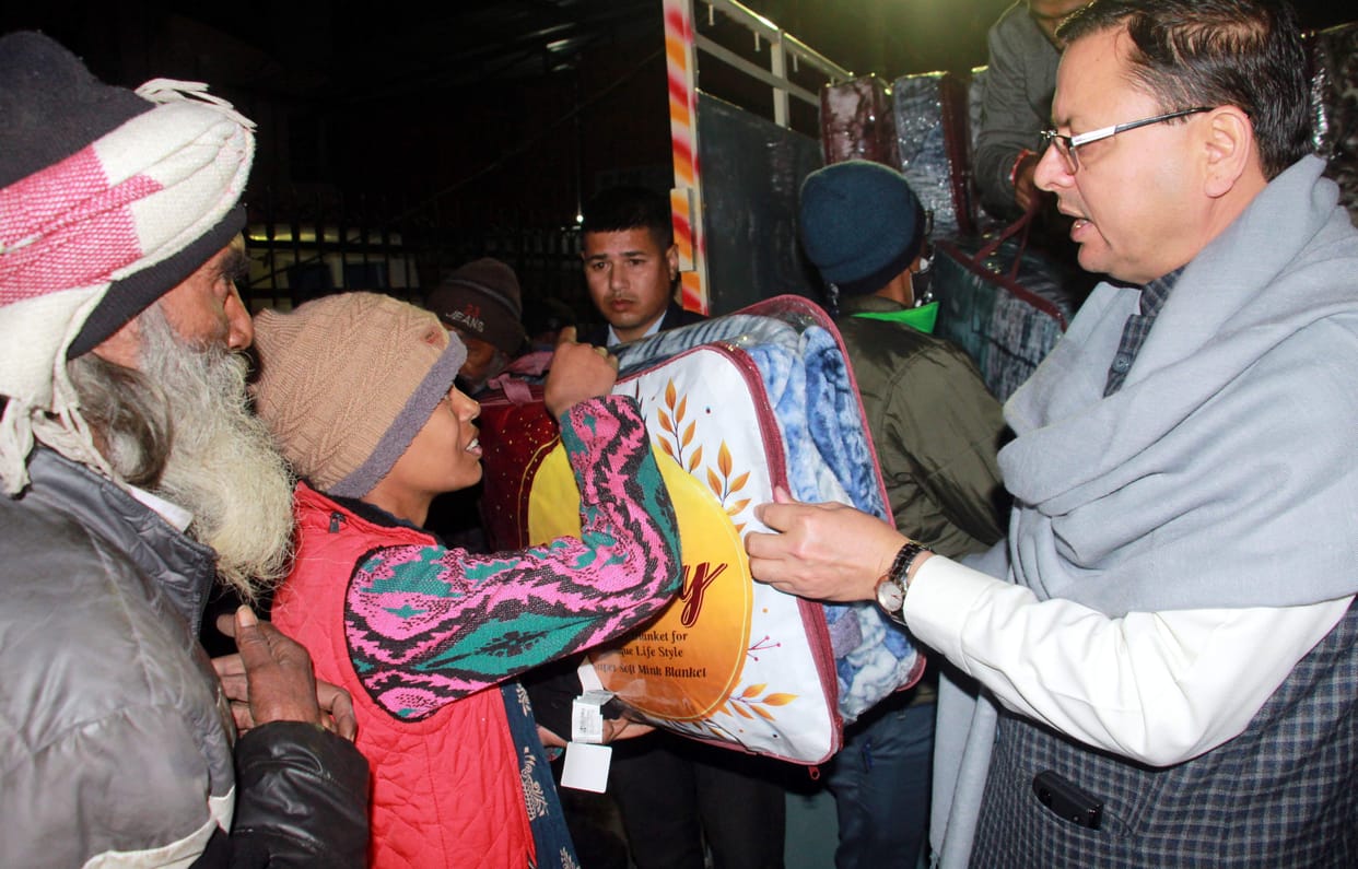 Chief Minister reached among the needy in the cold night, distributed blankets