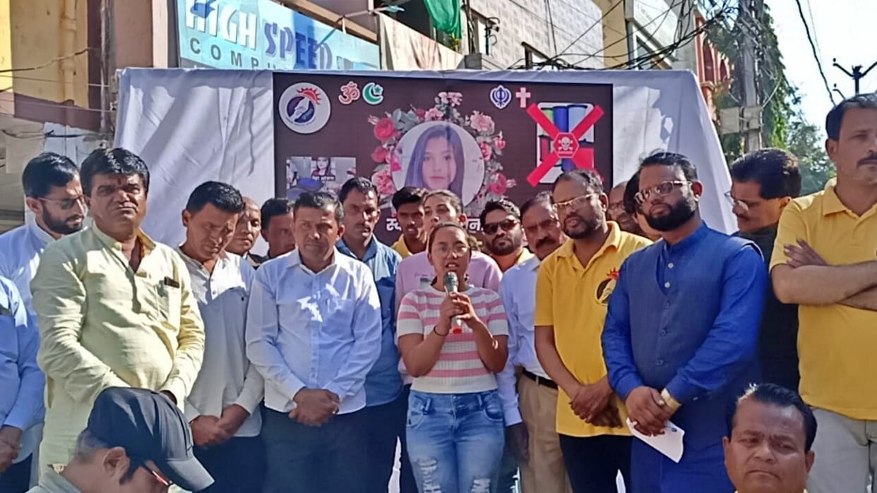 Tribute paid to Neha Anjana who died of throat slit from China Door in Ujjain at Zero Point Bridge