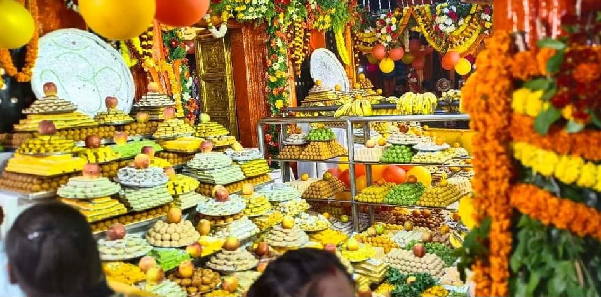 Annakoot offered to Kashi ke kotwal Baba Kalbhairav devotees thronged to visit in temple